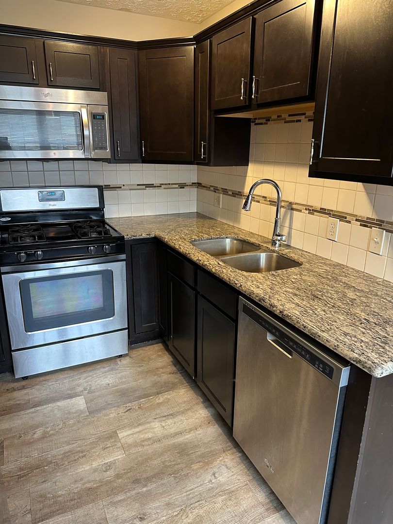 Hartville House: 290 Lincoln St SW