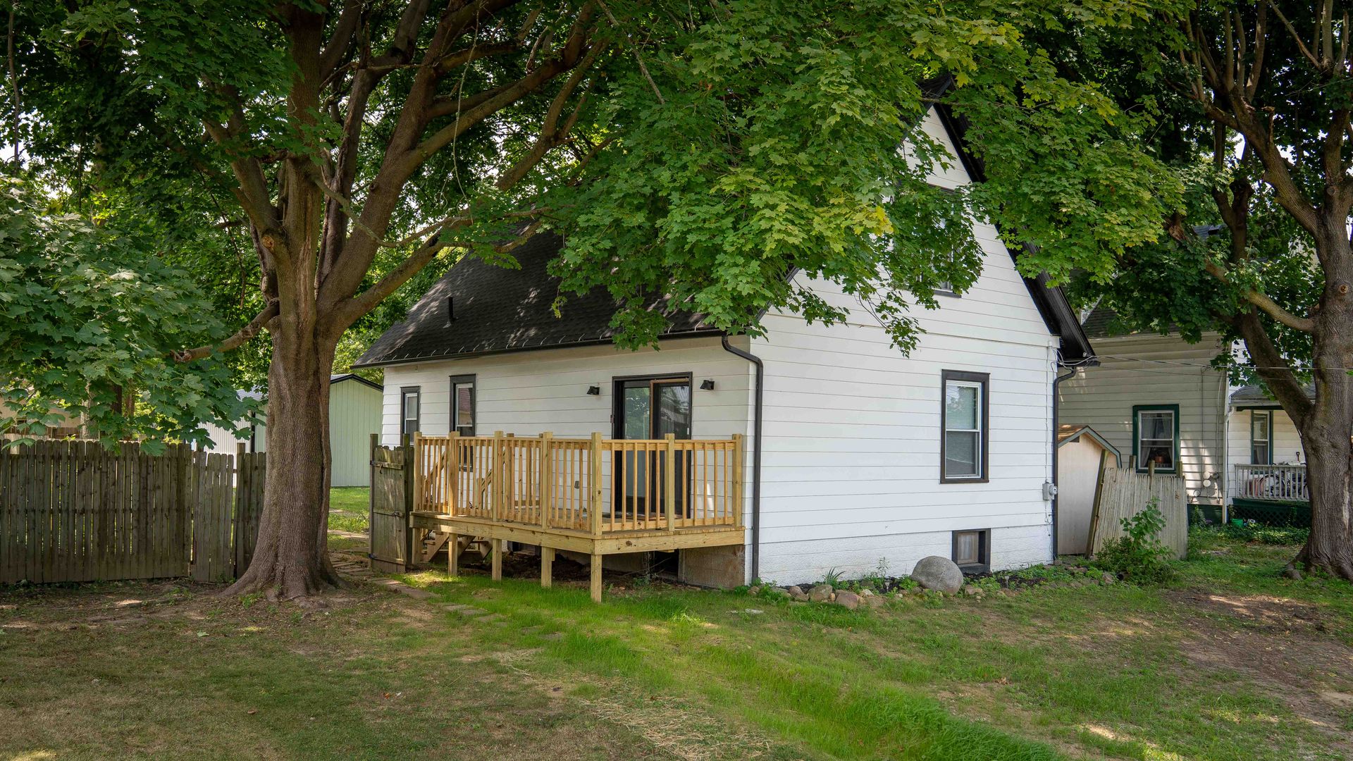 Hartville House: 210 Edwin St NW