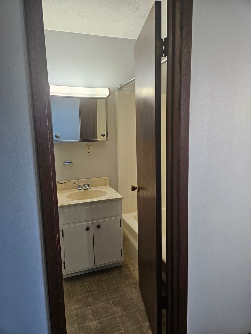 Henderson Apartment: 813 S Main Street