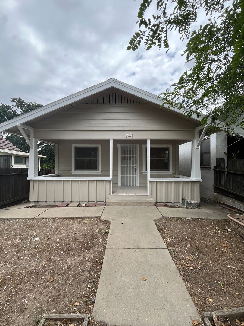 Paso Robles Apartment: 1434 A & C, 1436 Pine St.