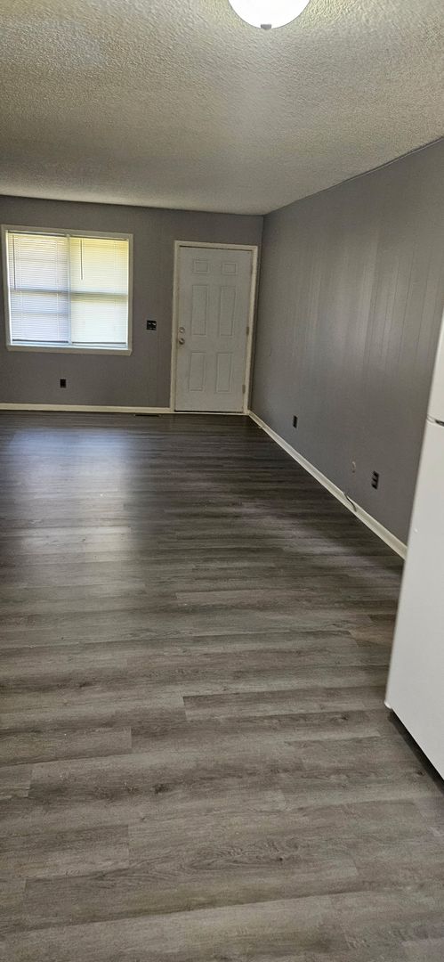 Battlefield Apartment: 5377 S Hutchinson Ct