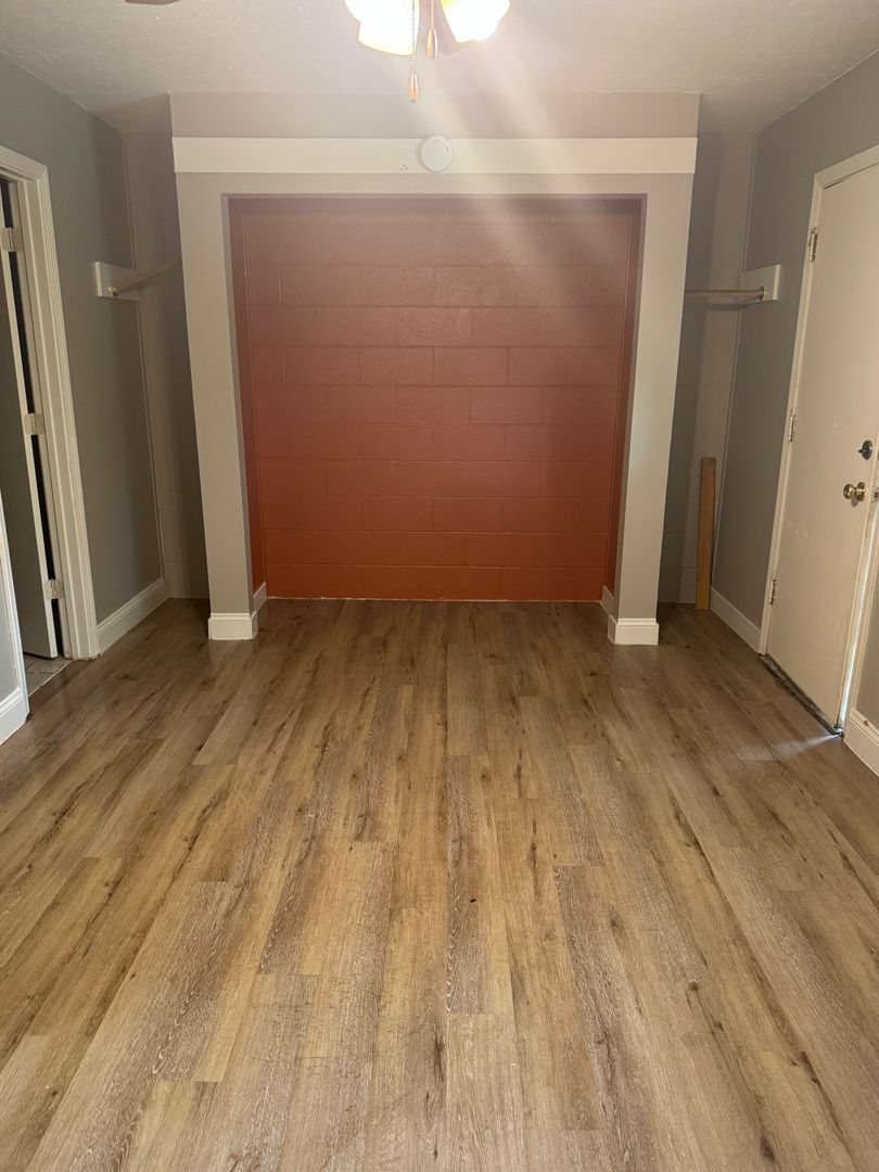 Springfield Apartment: 845 S Market Ave