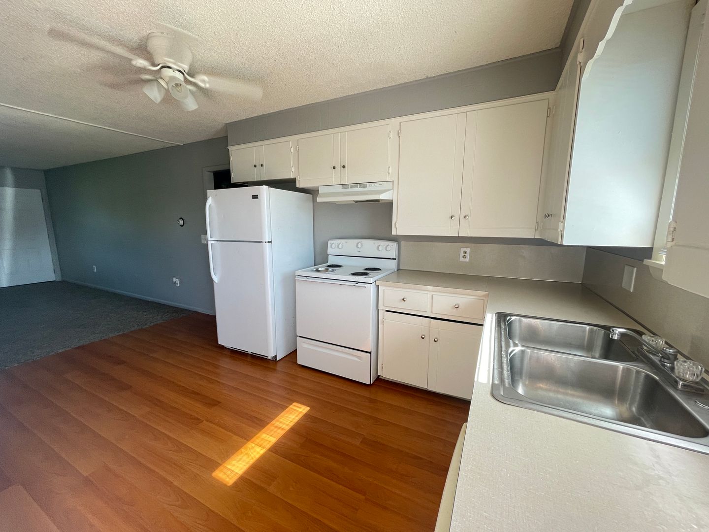 Battlefield Apartment: 5364 S Hutchinson Ave