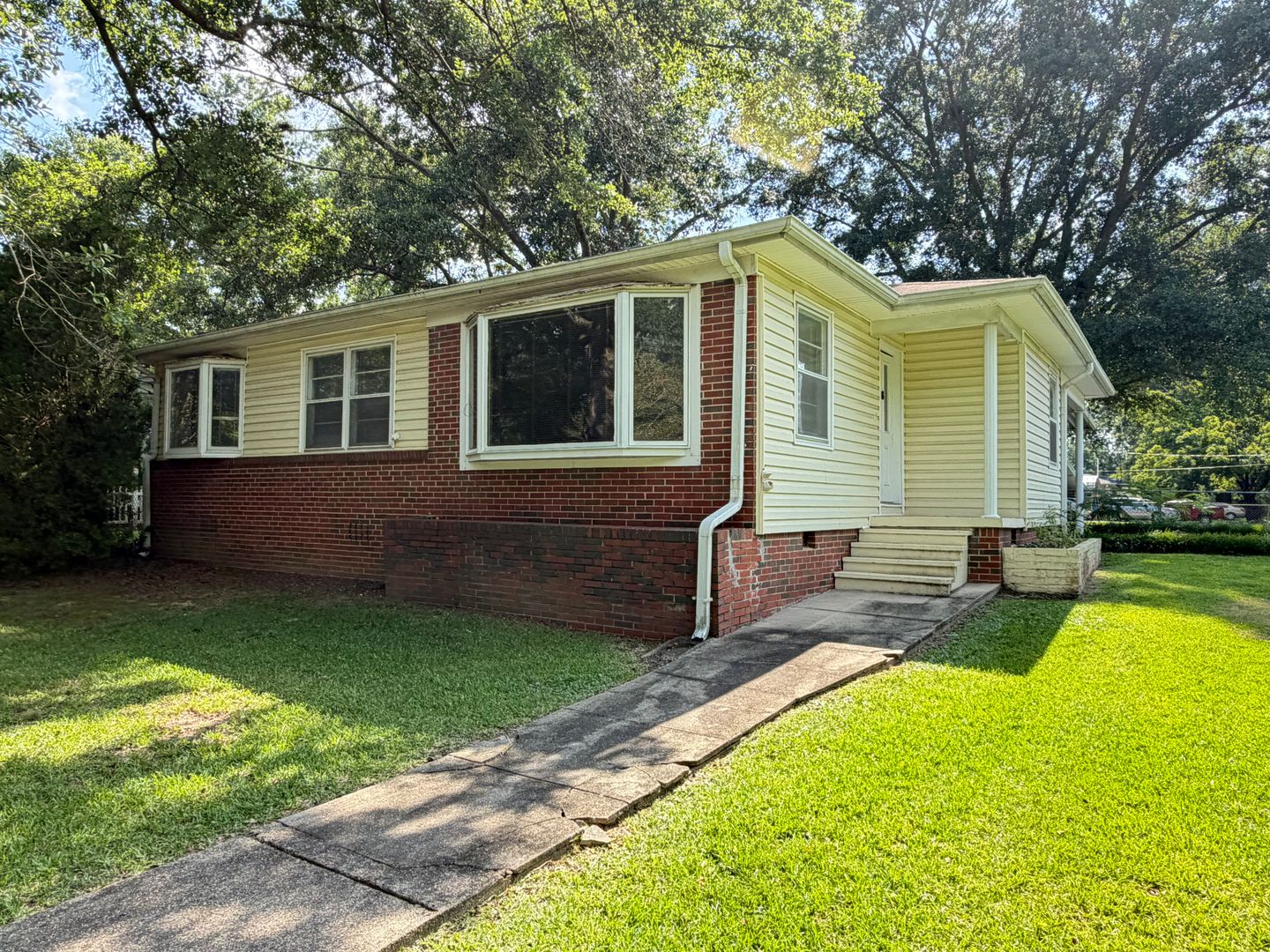 Gardendale House: 1218 Colonial Avenue