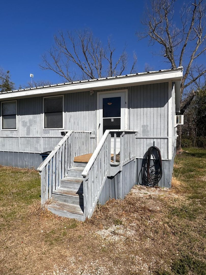 Cross Plains Apartment: 225 SE 2nd St
