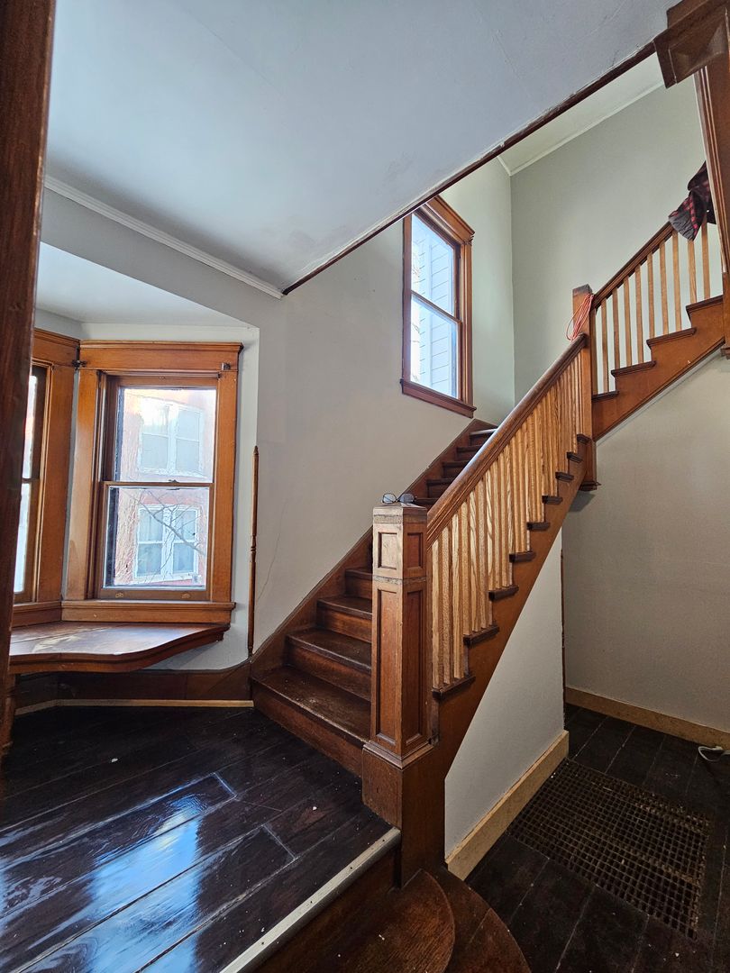 Clinton Apartment: 2109 Roosevelt St