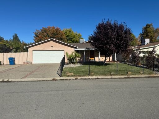 South Redding Home with Pool! – photo 1