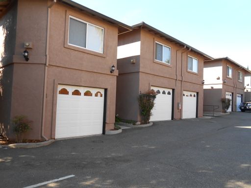 Townhome on North Churn Creek – photo 1
