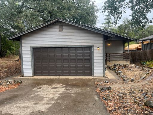 Shasta Lake Home with new LVP!!