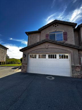 Beautiful Townhome with green belt view and seasonal pool – photo 1