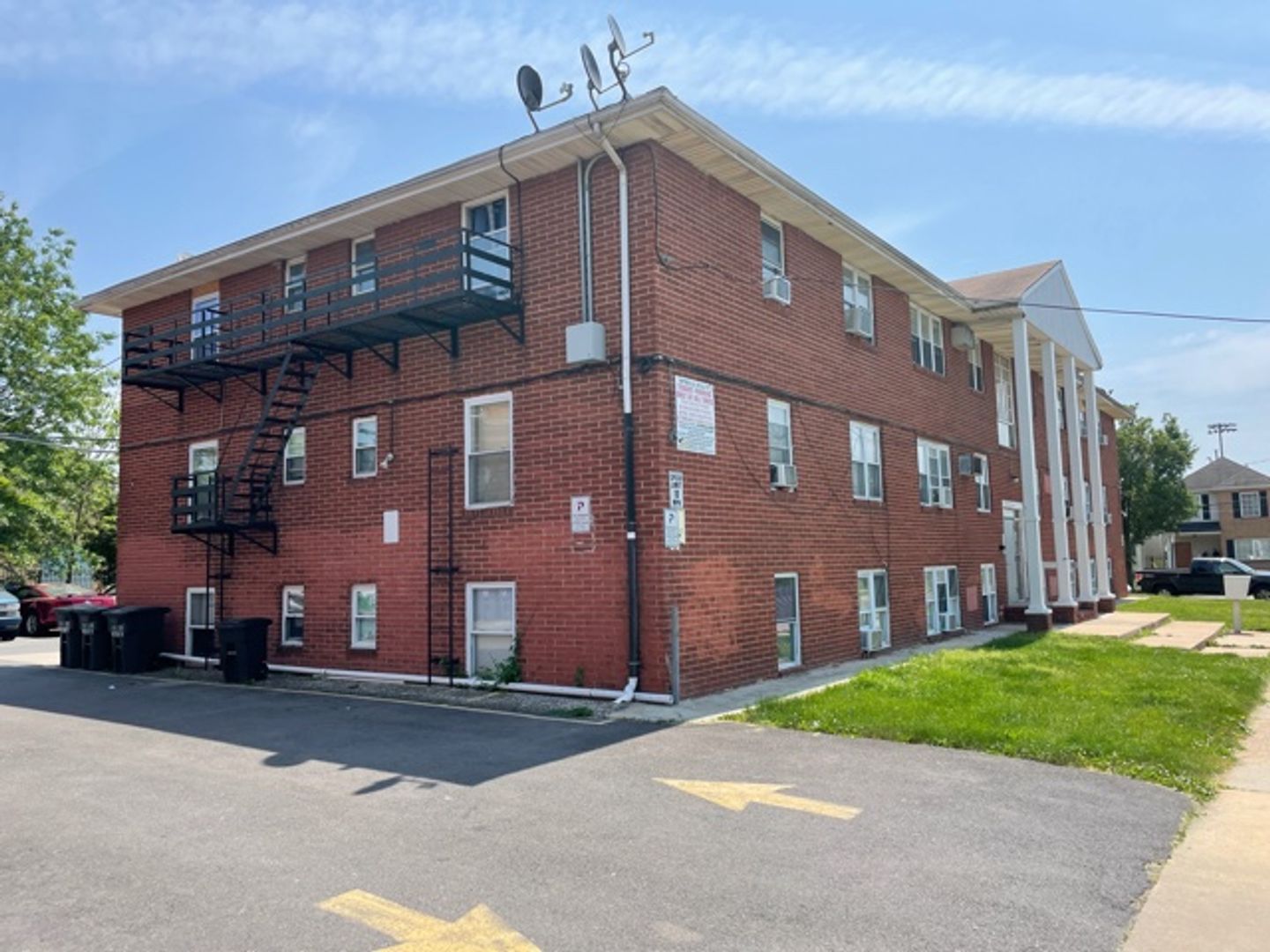 New Brunswick Apartment: 25 Henry Ave