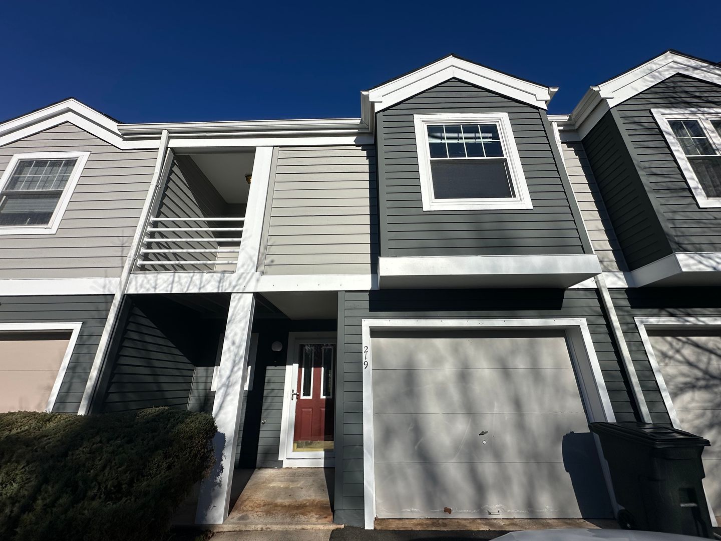 Bridgewater Townhome: 219 Longview Rd