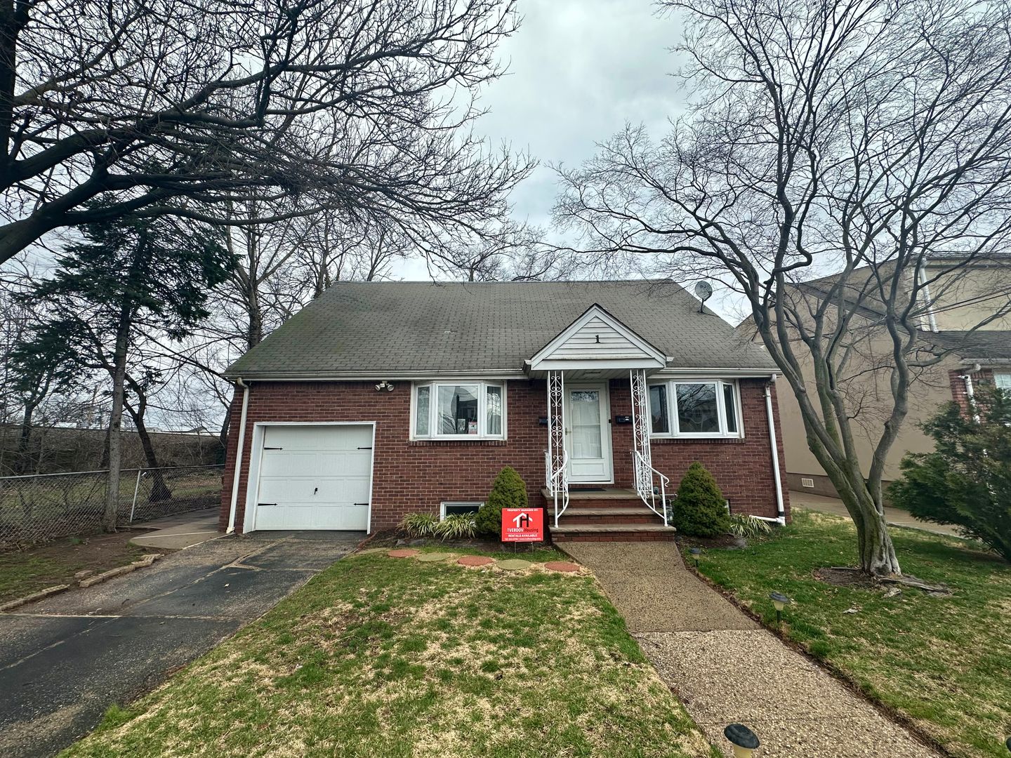 Linden Apartment: 1 Carteret St