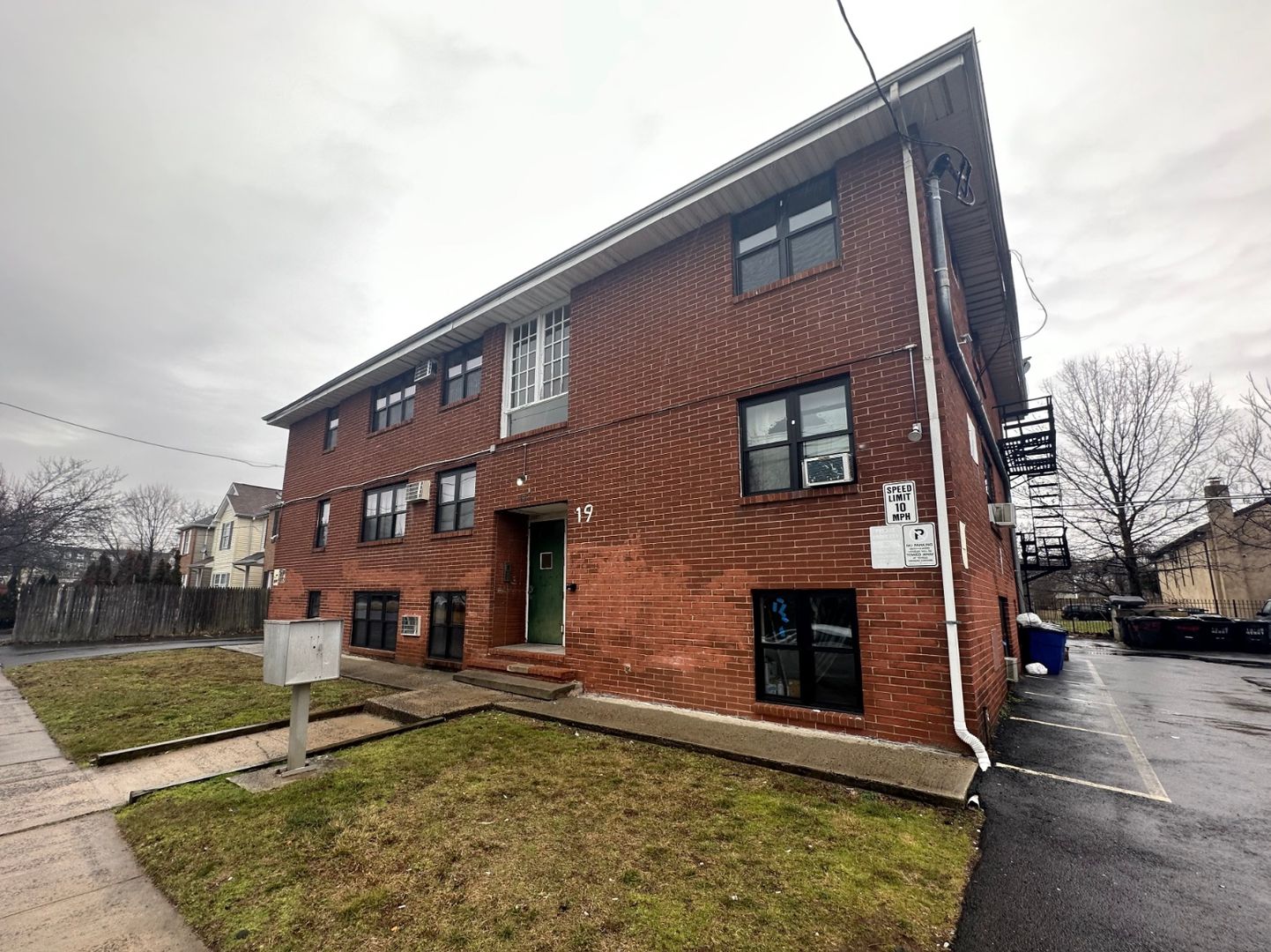 New Brunswick Apartment: 19 Henry Ave