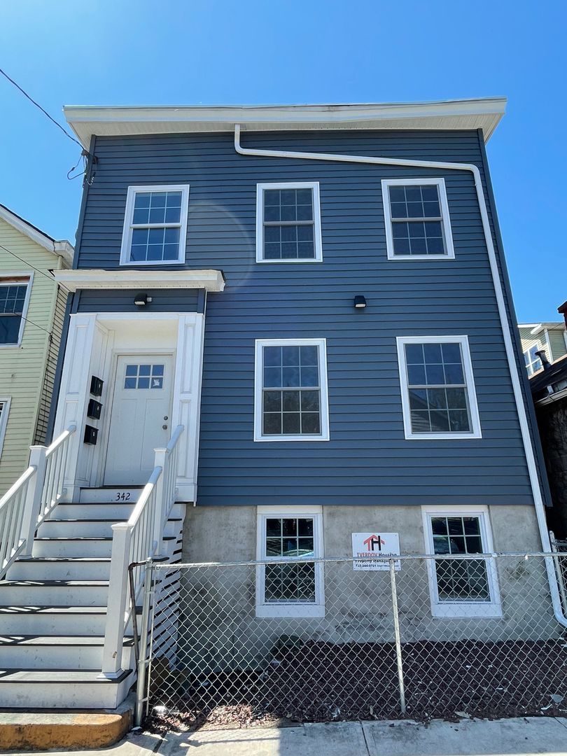 New Brunswick Apartment: 342 Townsend St