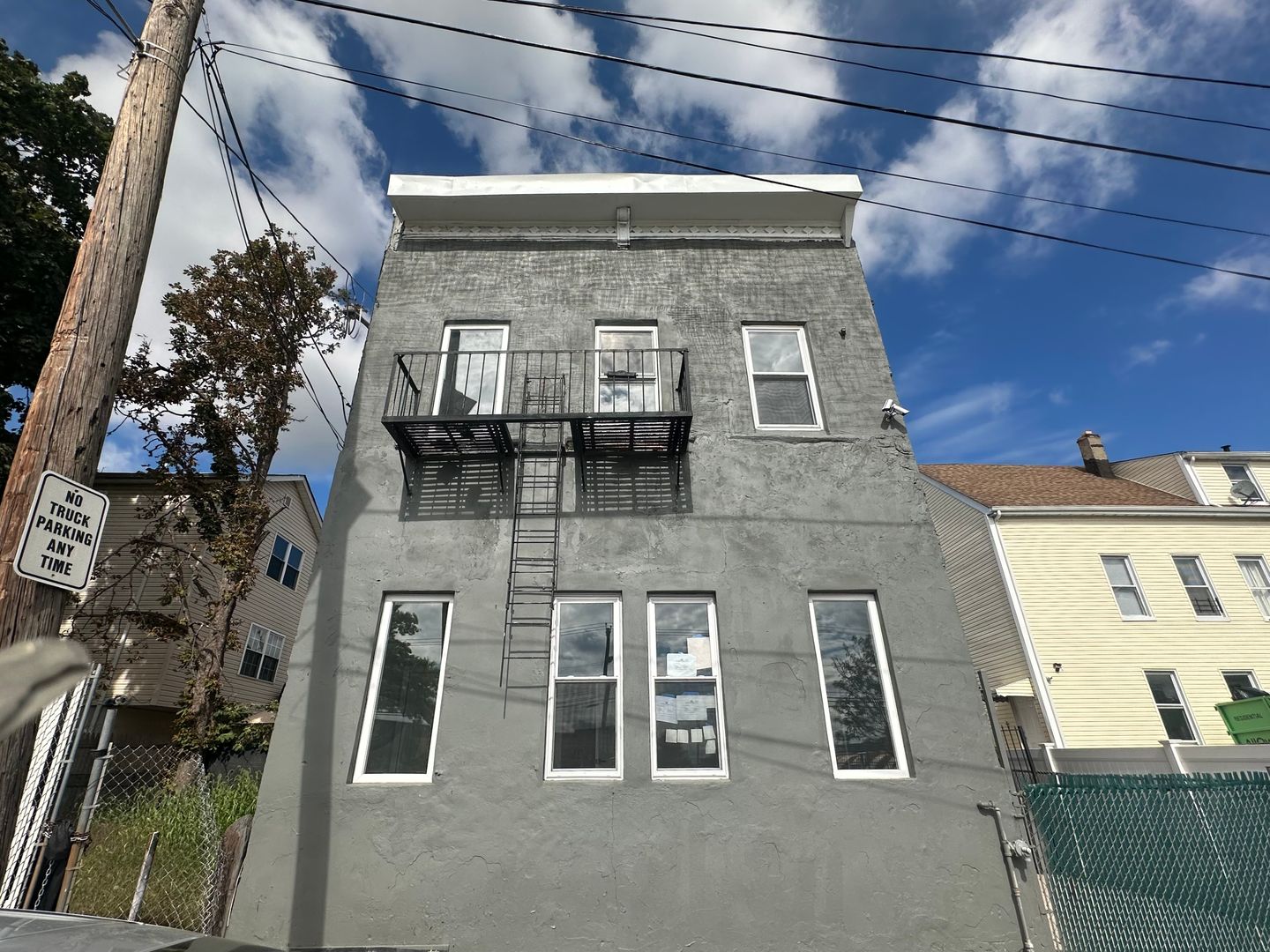 Elizabeth Apartment: 208 5th St