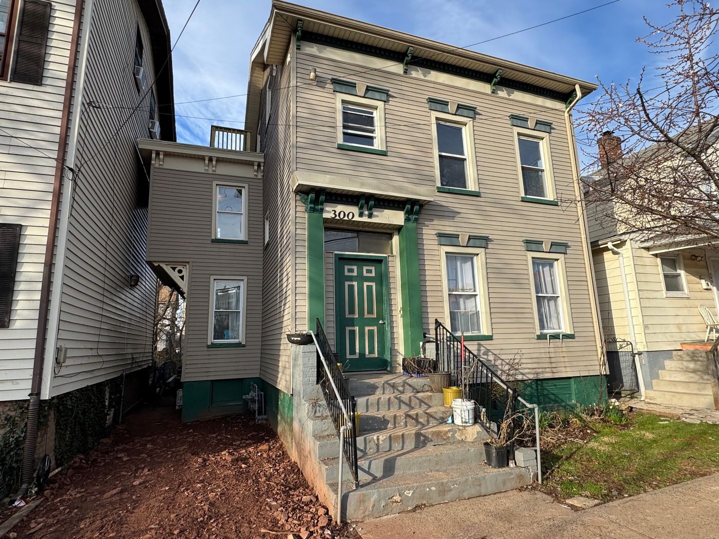 New Brunswick Apartment: 300 Redmond St