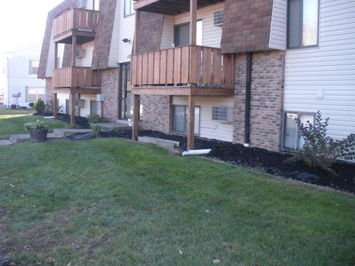 Spacious 1 bedroom apartment available now! Nearby Midway Mall, shops & dining!
