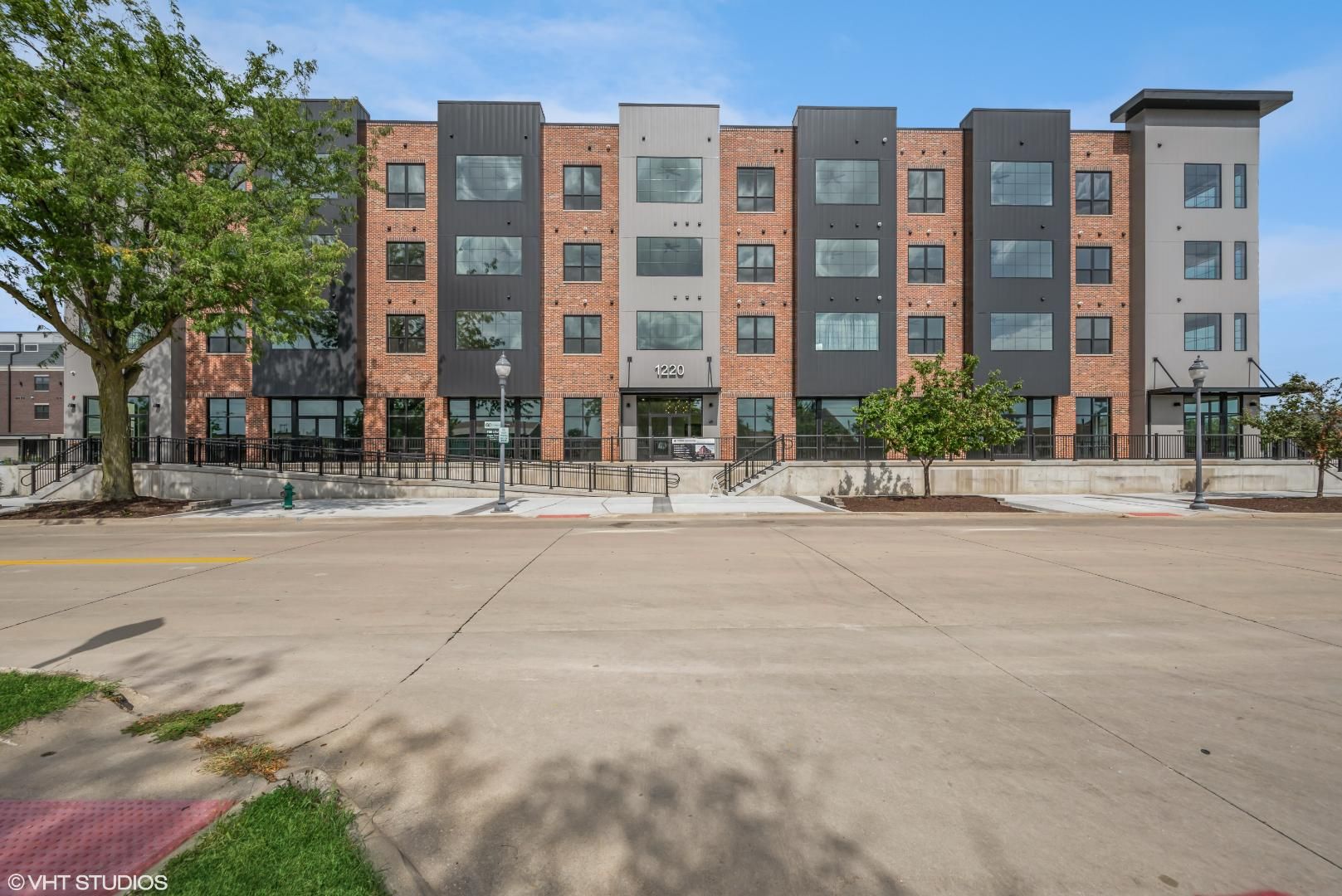 Cedar Rapids Apartment: 1220 3rd St SE