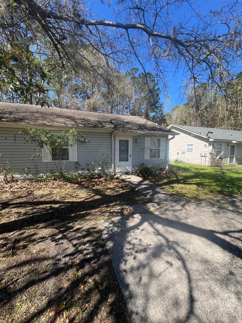 Kingsland Apartment: 235 W. Lakemont Drive