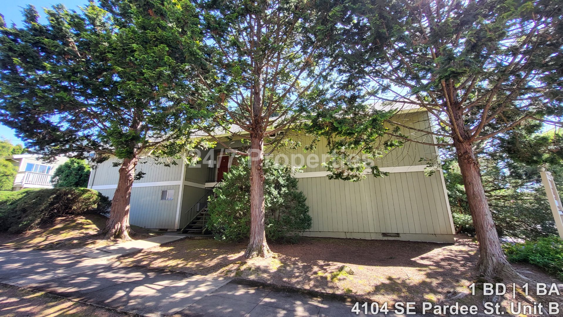 Portland Apartment: 4104 SE Pardee St. #B