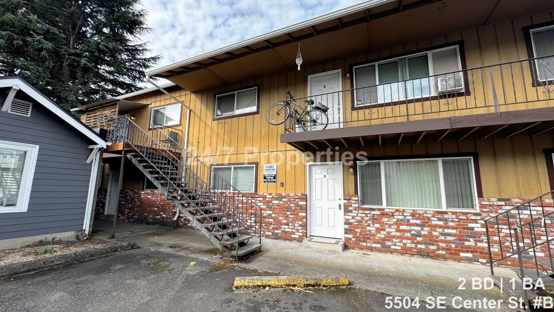 Portland Apartment: 5504 SE Center St.  - B