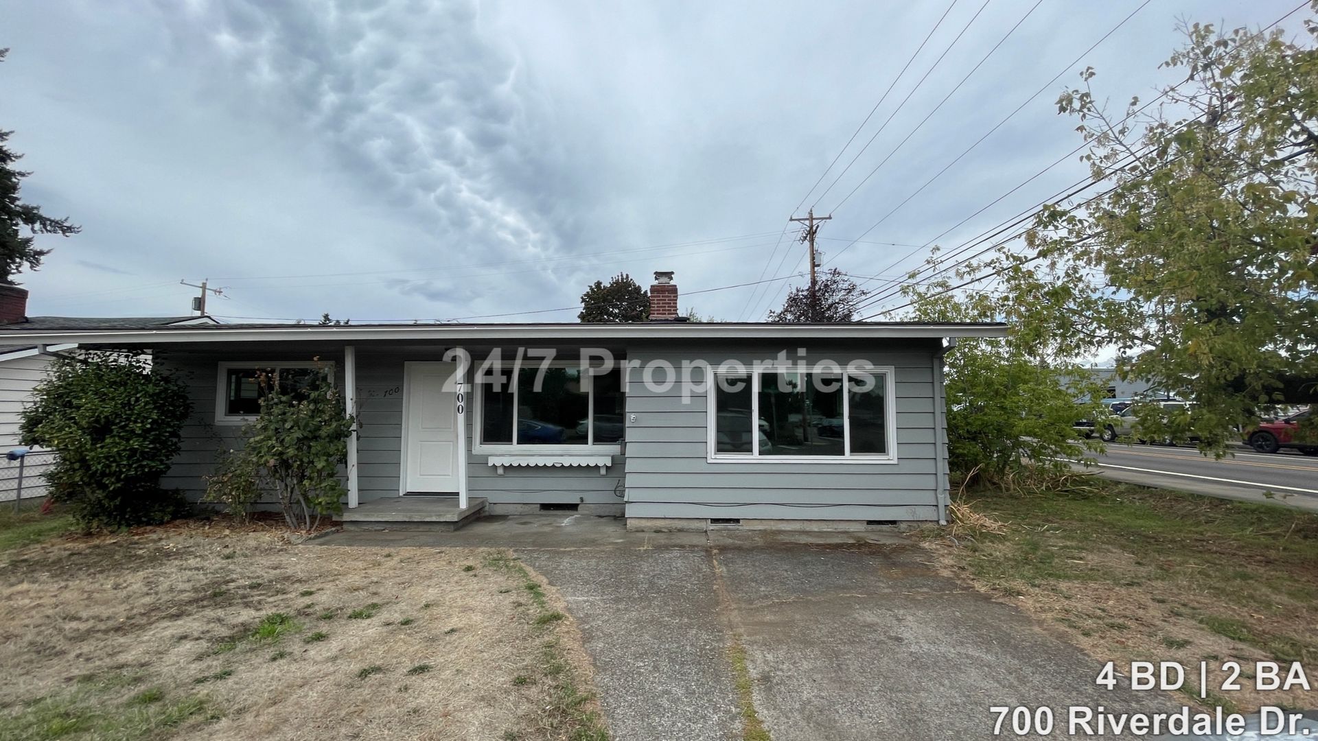 Gladstone House: 700  Riverdale Dr