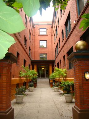Wellesley Court - Top Floor Corner 1 Bedroom - Inner SE- VIDEO TOUR – photo 1