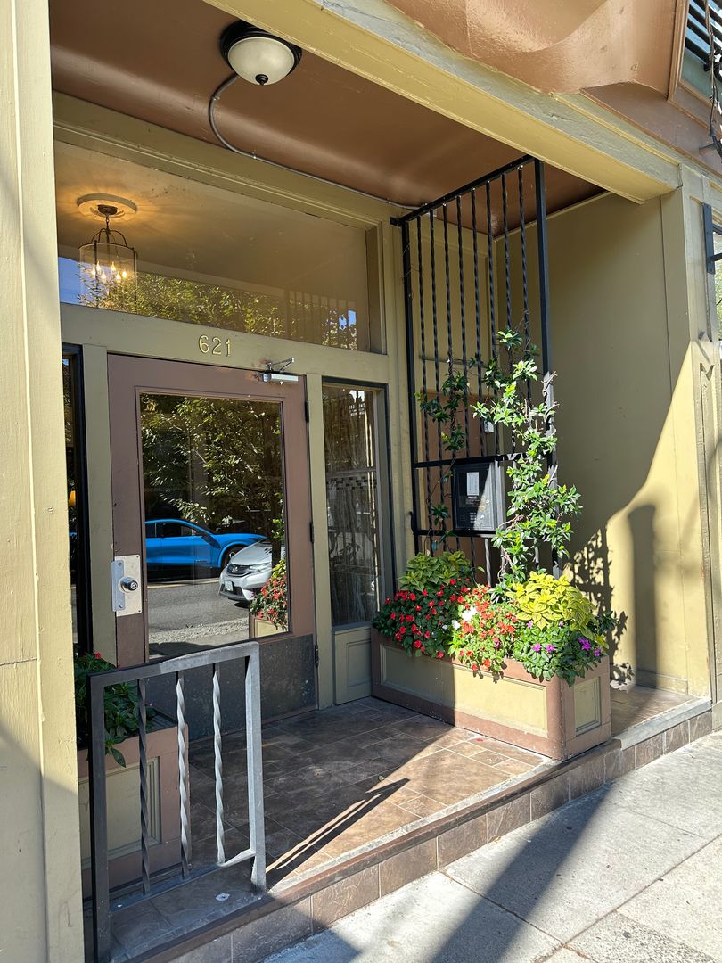 Portland Apartment: 621 NW 23rd Ave.