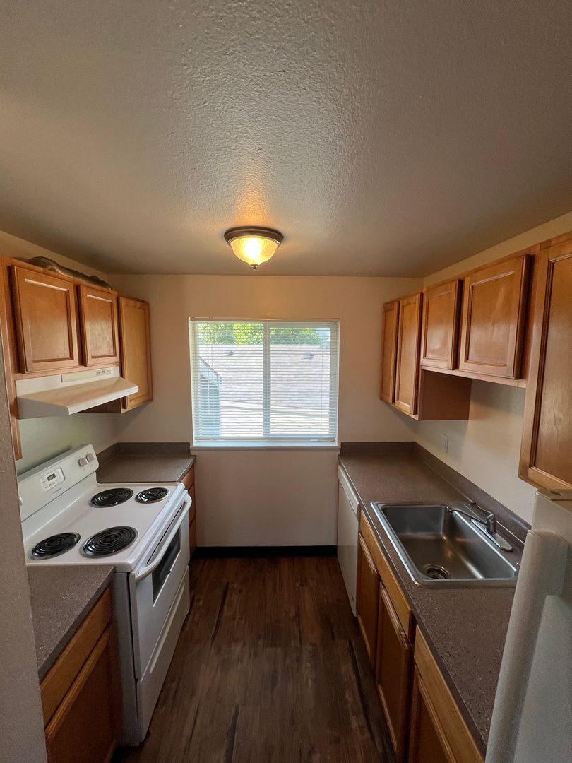 Hillsboro Apartment: 760 SE 10th Ave