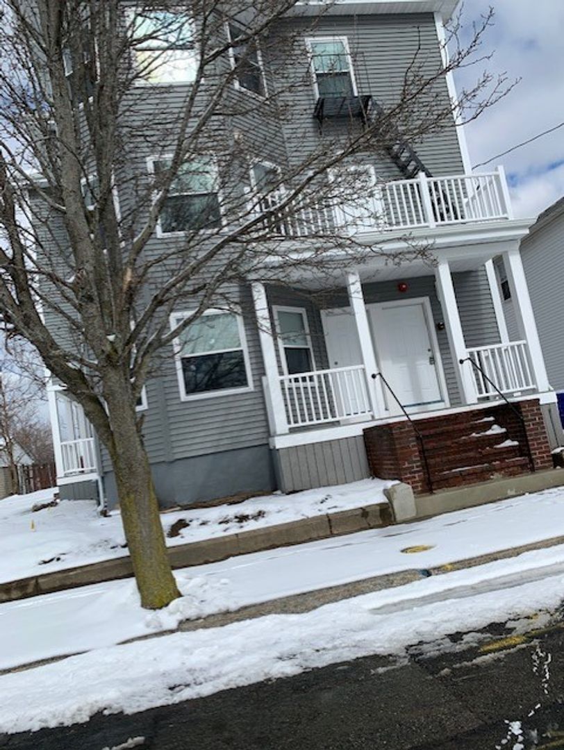 Pawtucket Apartment: 23 Vale Street