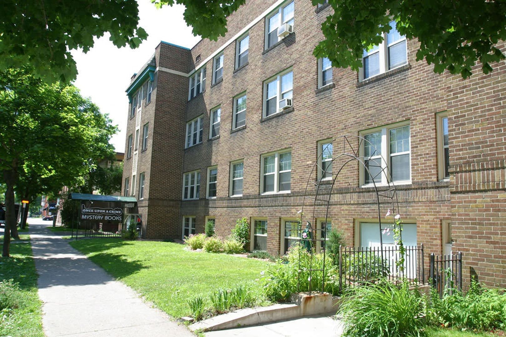 Minneapolis Apartment: 2552 Garfield Ave S