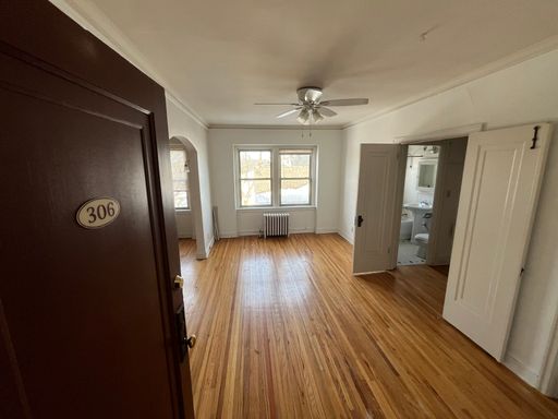 Studio apartment in Uptown, Near Interstate 94 and Lyndale