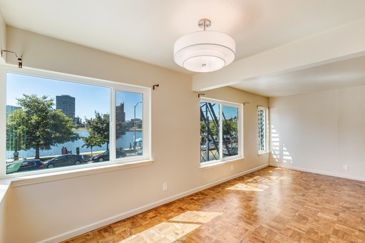 Large 1BD/1BA with Lake View! Garage Parking and Roof Deck! – photo 1