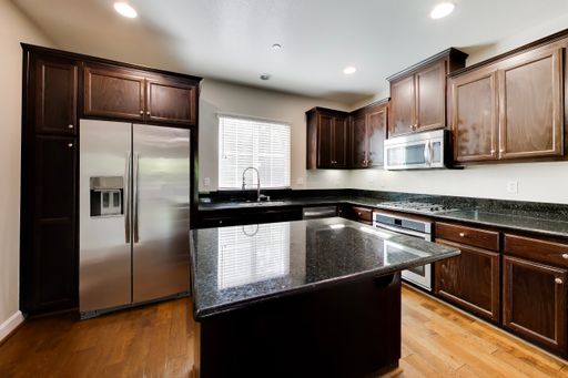 Spacious 3 Bed Townhouse in Mountain View! – photo 1