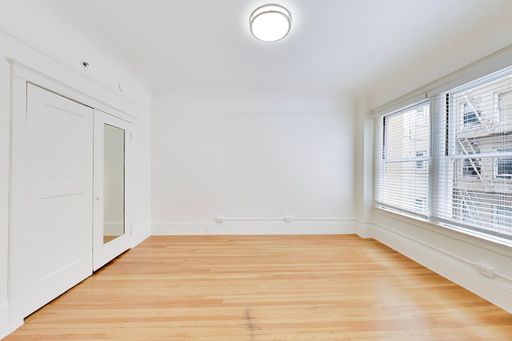 Beautiful Studio in Classic SF building! – photo 1