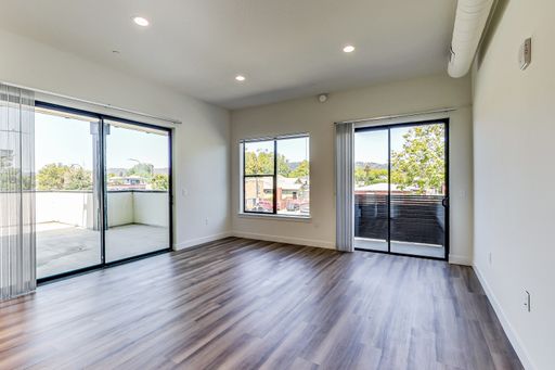 Stunning 2BD/BA with huge private outdoor space – photo 1