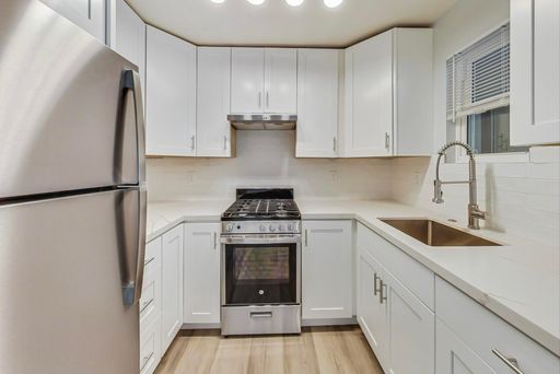 Renovated 1-Bedroom with In-Unit Laundry Near Lake Merritt – photo 1