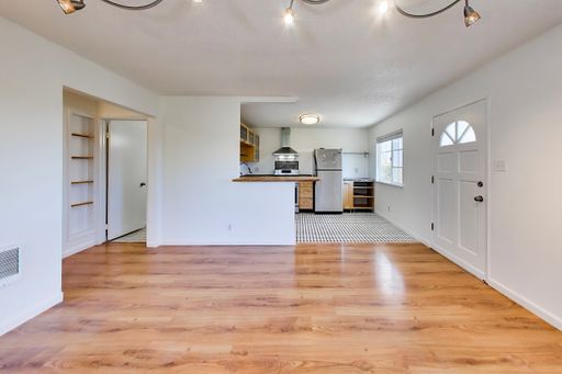 Modern and Sunny 2 Bedroom apartment! – photo 1