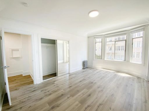 Bright Newly Renovated Large 1 Bedroom Apartment! – photo 1