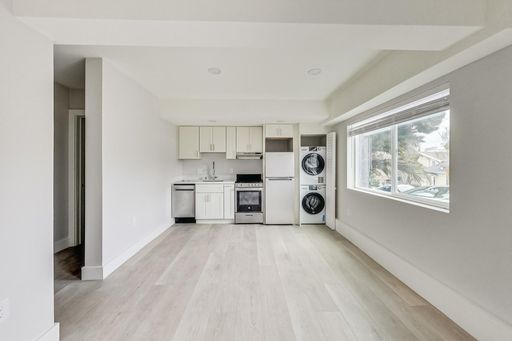 Modern Junior One-Bedroom with Private Patio | In-Unit Laundry | Newly Renovated | Lakeshore – photo 1