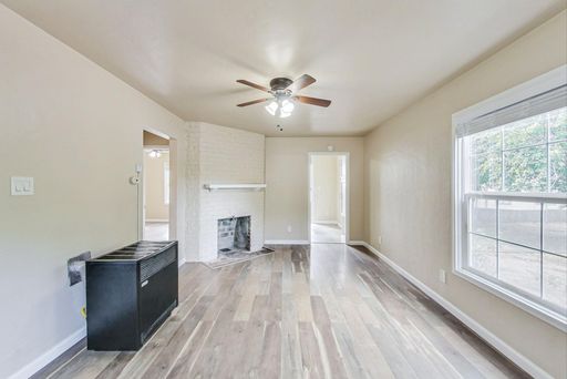 Updated apartment in great location near University Ave with out door space! – photo 1