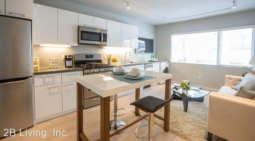 Bright 1BR with IN-UNIT LAUNDRY in Prime Lakeshore Location – photo 1