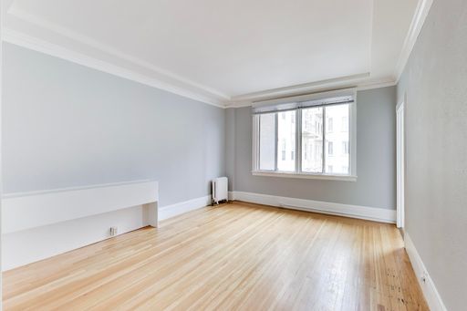Bright & Spacious Studio! – photo 1