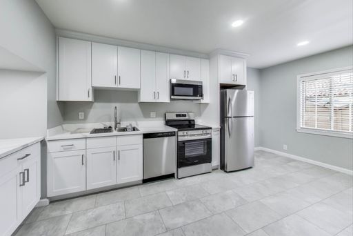 Beautiful 3 Bedroom with Renovated Kitchen – photo 1