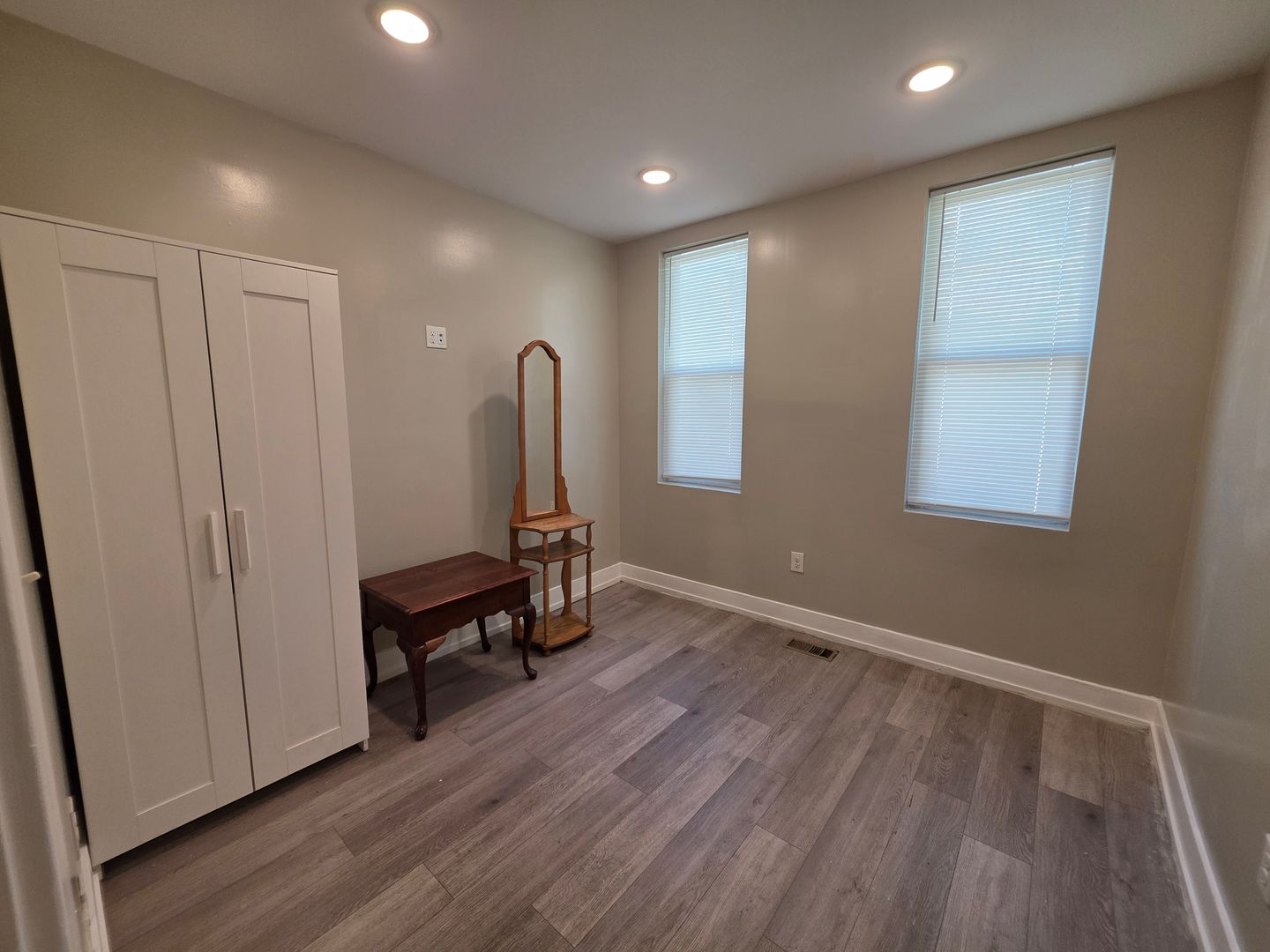 Philadelphia Apartment: 1649 Pratt St.