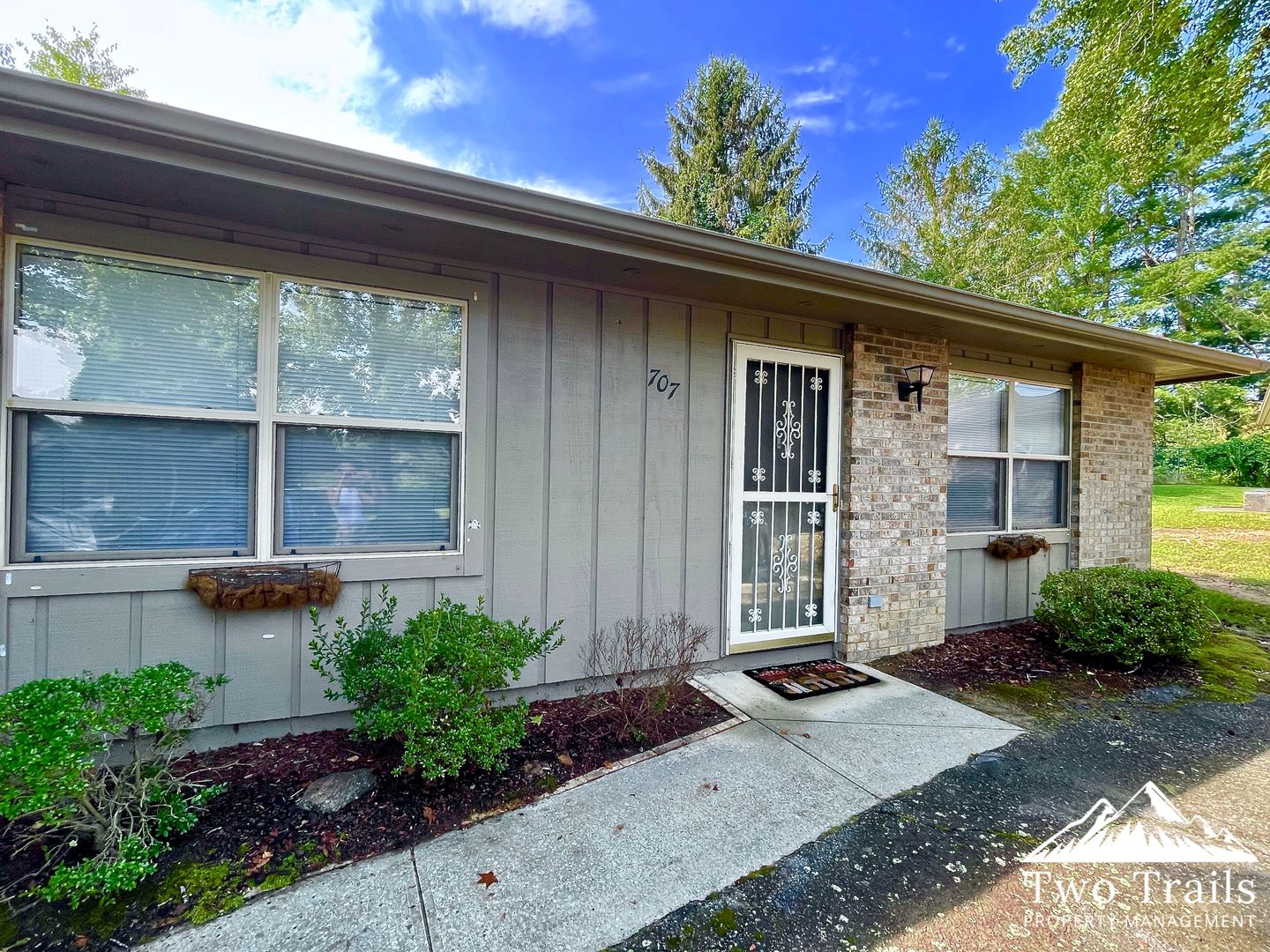 Hendersonville Townhome: 707 Farmington Circle