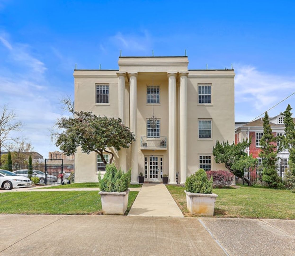 Jackson Apartment: 721 N State St