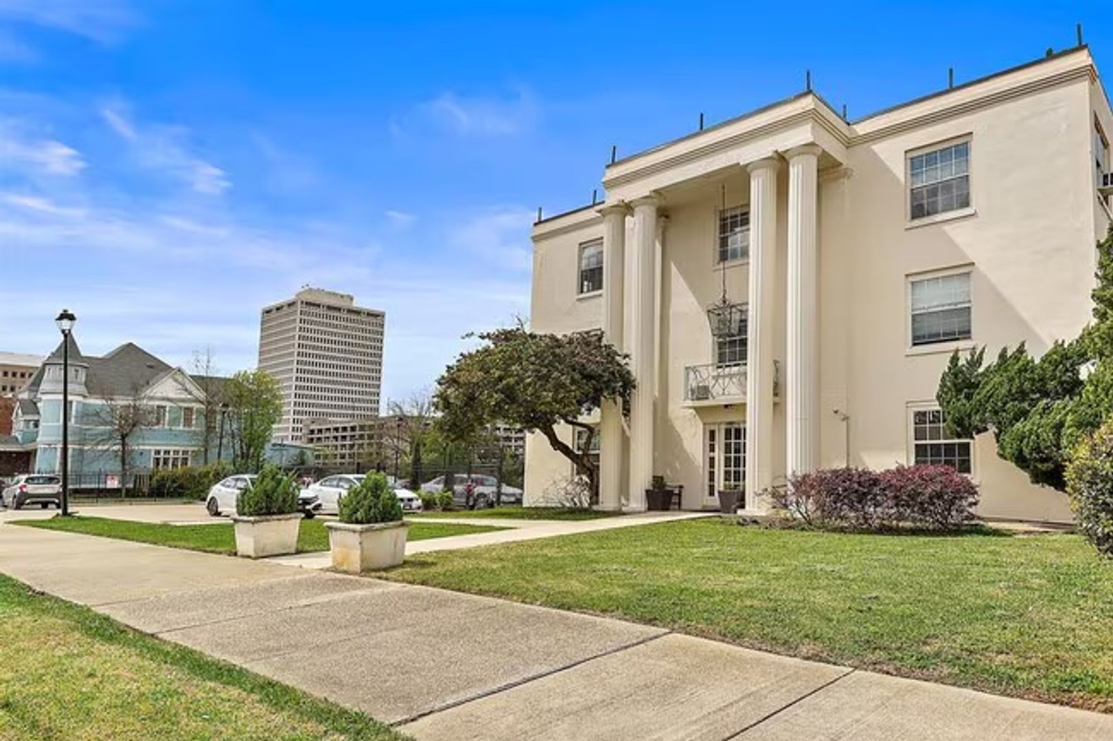 Jackson Apartment: 721 N State St