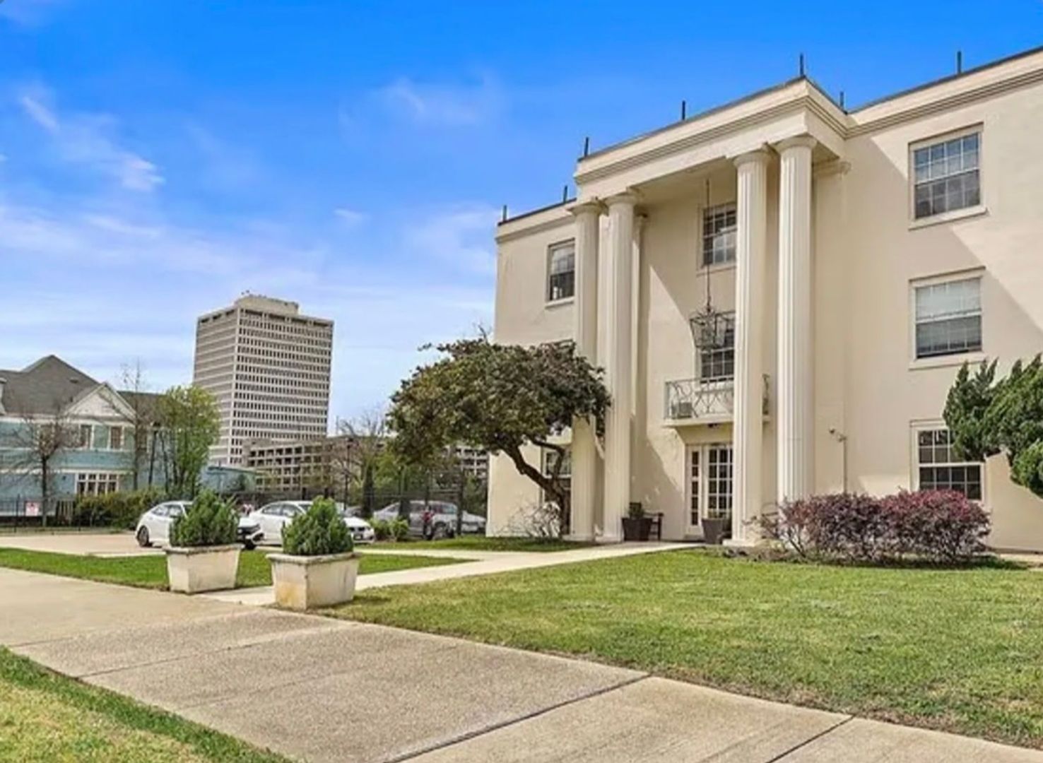 Jackson Apartment: 721 N State St